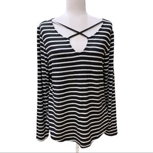 NWT Maurices Long Sleeve Rayon Black/White SOFT Top Sz L NEW